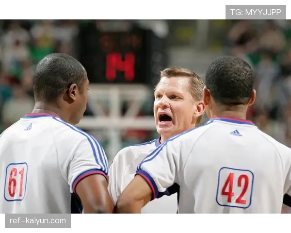 VAR语音播报试验：法甲透明化改革能否提升裁判公信力？